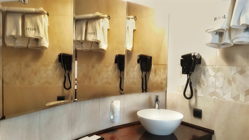 Baie modernă la Hotel Royal Boutique
