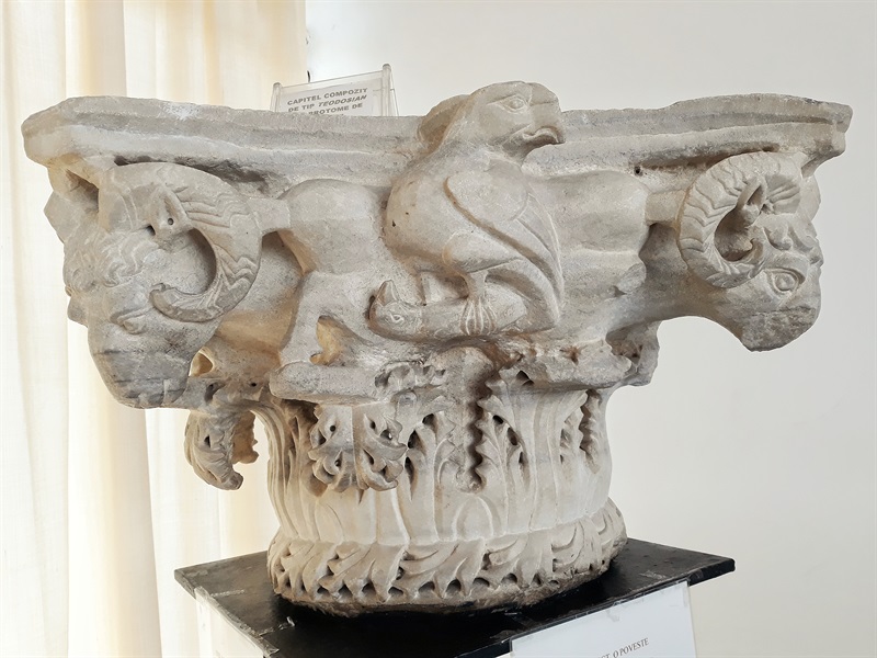 capitel cu capete de berbec Muzeul de Arheologie Mangalia