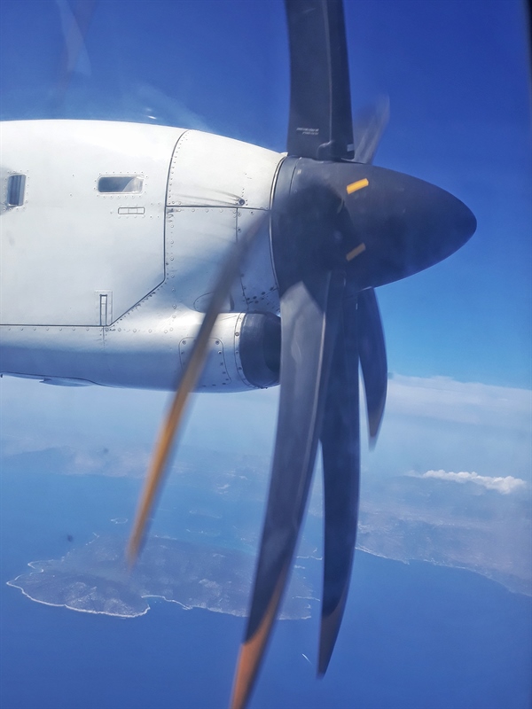Avion ATR cu elice Sky Express