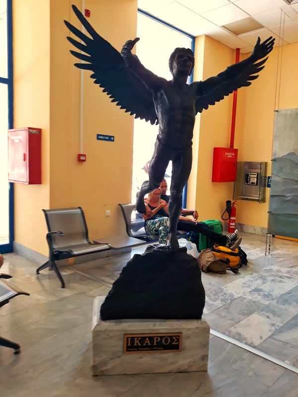 statuia lui Icar pe aeroportul din Ikaria